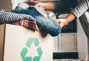 Urna do Movimento reciclagem para coleta de roupas usadas em 2025.
