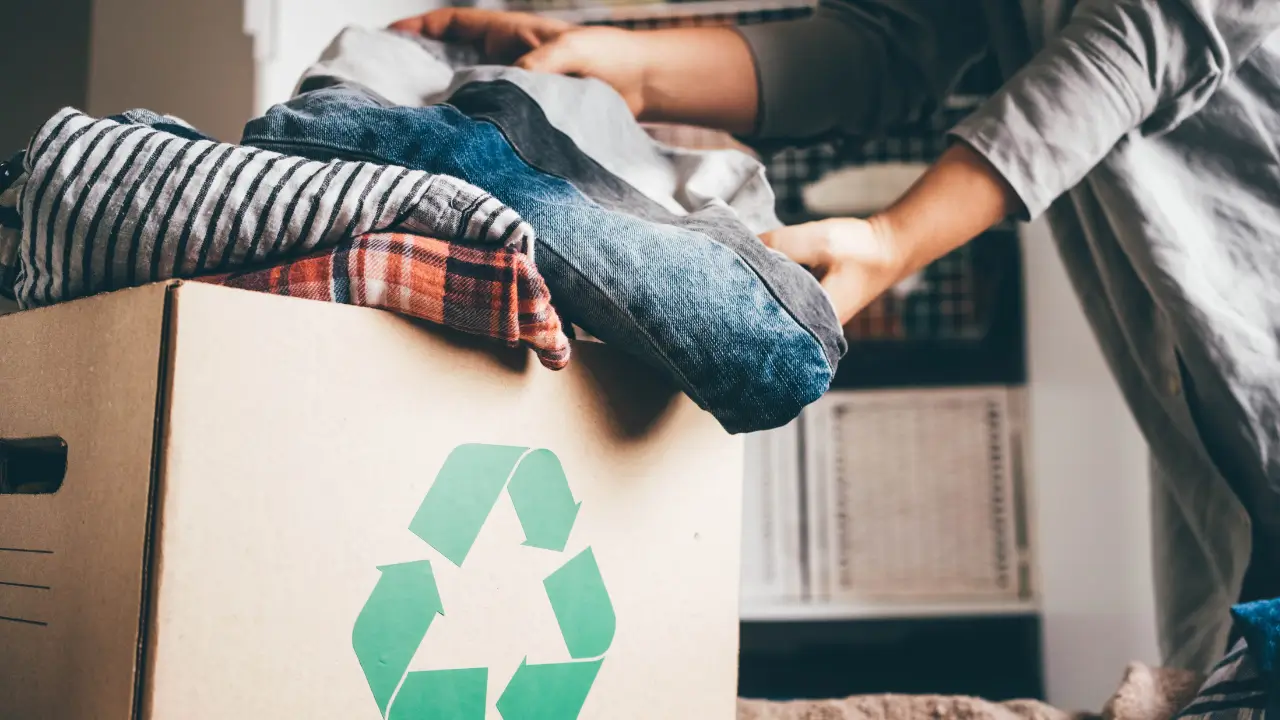 Urna do Movimento reciclagem para coleta de roupas usadas em 2025.