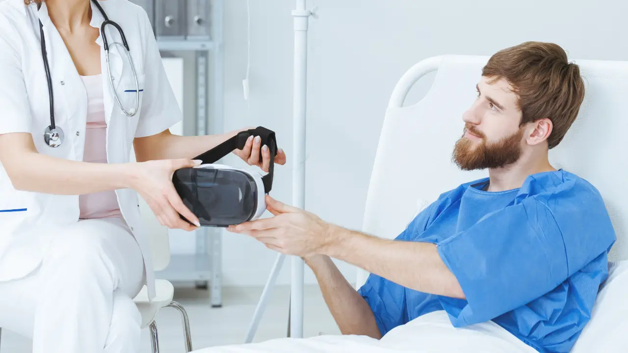 Paciente usando headset de realidade virtual para terapia de exposição em 2025