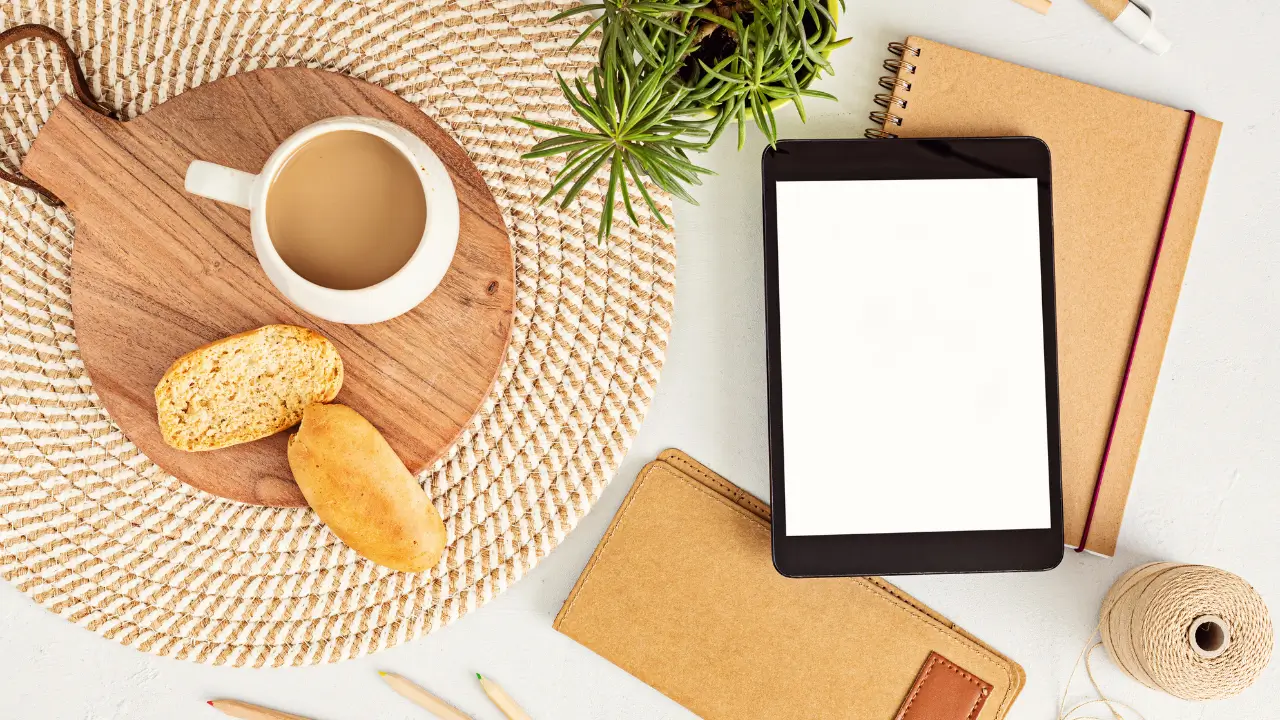 Um livro aberto ou um Kindle sobre uma mesa minimalista, com uma xícara de café ao lado, em um ambiente acolhedor.