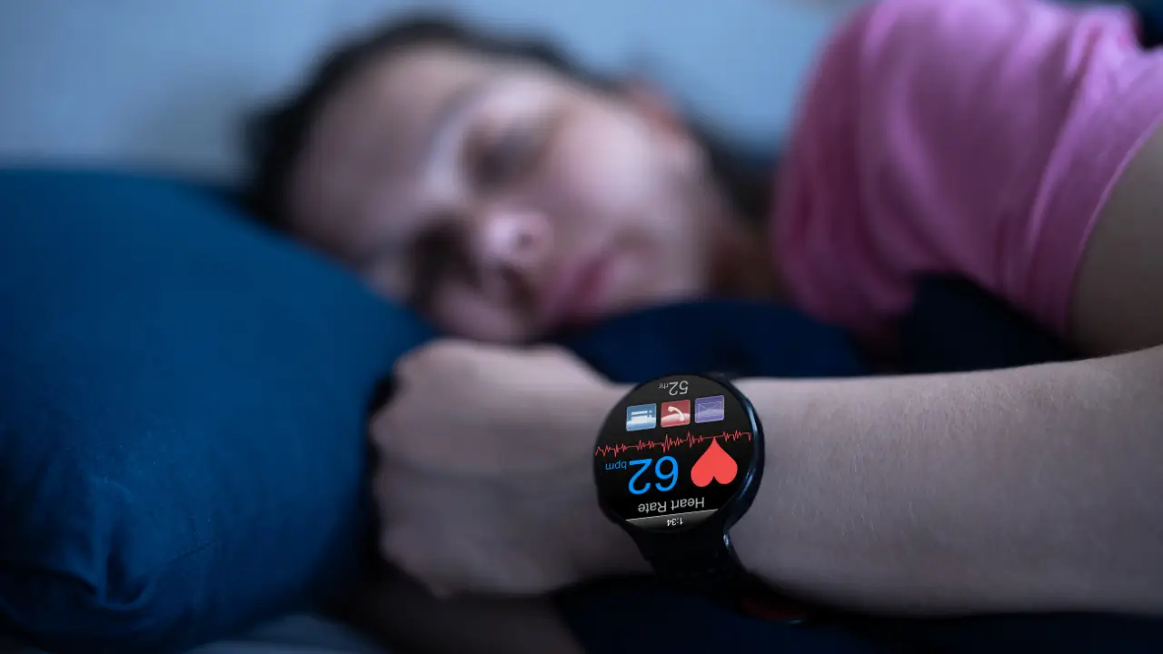 Close-up de um smartwatch no pulso de uma pessoa, exibindo dados de sono ou estresse, conectando a tecnologia ao bem-estar diário.